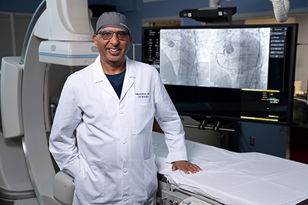 El cardiólogo intervencionista de St. Mary, Nikumjkumar Patel, MD, FACC, en el laboratorio de cateterismo