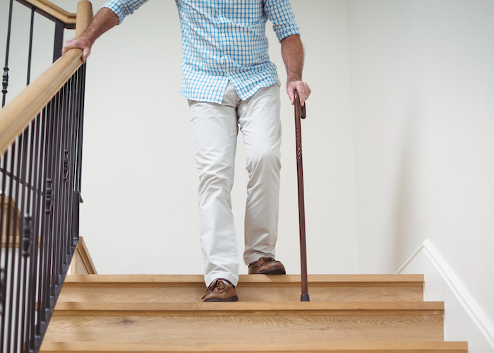 Un hombre bajando escaleras