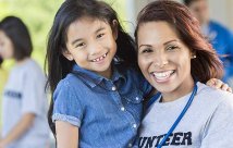 Voluntarios del St. Mary's Hospital recolectan donaciones para organizaciones benéficas del área